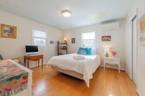 4 bedrooms, iron/ironing board, WiFi, bed sheets - Cozy brick retreat with hot tub, fireplace, full kitchen, and outdoor hangout space near a park!!! (Blacksburg)