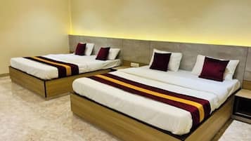 Cofres nos quartos, escrivaninha, espaço de trabalho para notebook