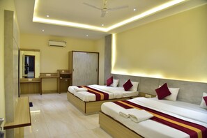 Habitación Deluxe | Caja de seguridad en la habitación y escritorio 