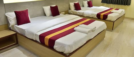 Standard szoba | Széf a szobában, íróasztal és laptophoz jól használható munkafelület