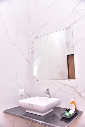 Habitación estándar | Baño | Pantuflas, toallas, jabón, shampoo 