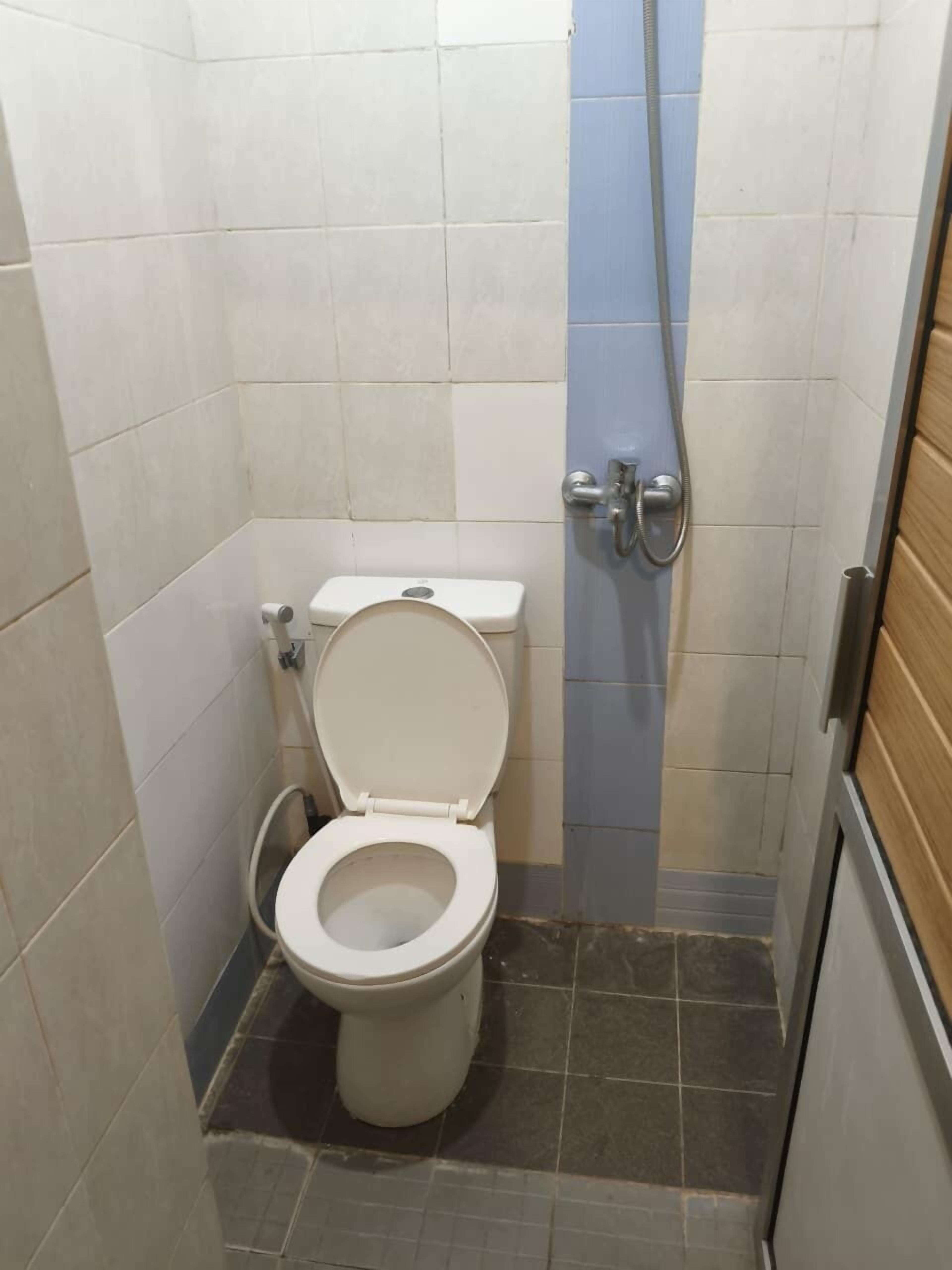 Habitación estándar, para no fumadores | Baño | Regadera, toallas, jabón, shampoo 