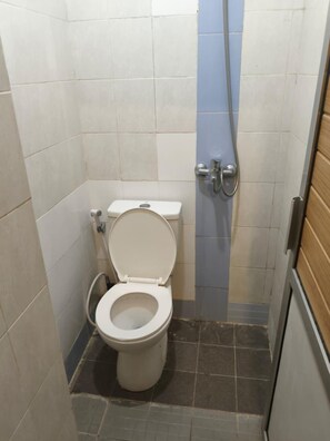 Standard Room, Non Smoking | Bathroom | Shower, towels, soap, shampoo - Hotel Syariah Sarinah Malioboro (Yogyakarta)