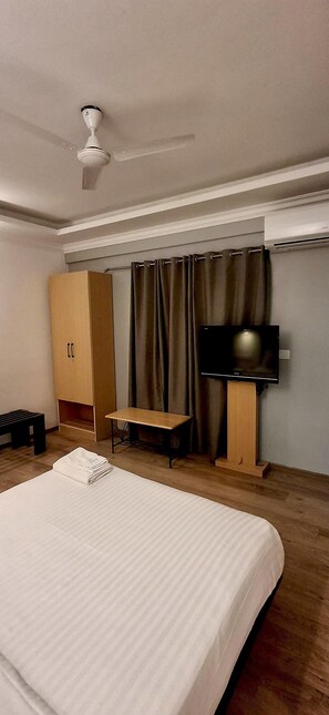 Deluxe Double Room, City View - Le Papillon (Bengaluru)