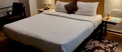 Habitación doble Deluxe, vista a la ciudad | Escritorio, espacio para trabajar con laptop y wifi gratis