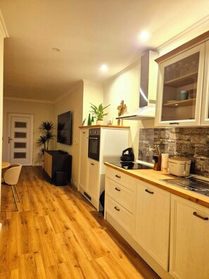 Coffee/tea maker, fridge, oven, stovetop - Romantic accommodation on the Moselle. Sleep in the historic wine cellar. (Neumagen-Dhron)