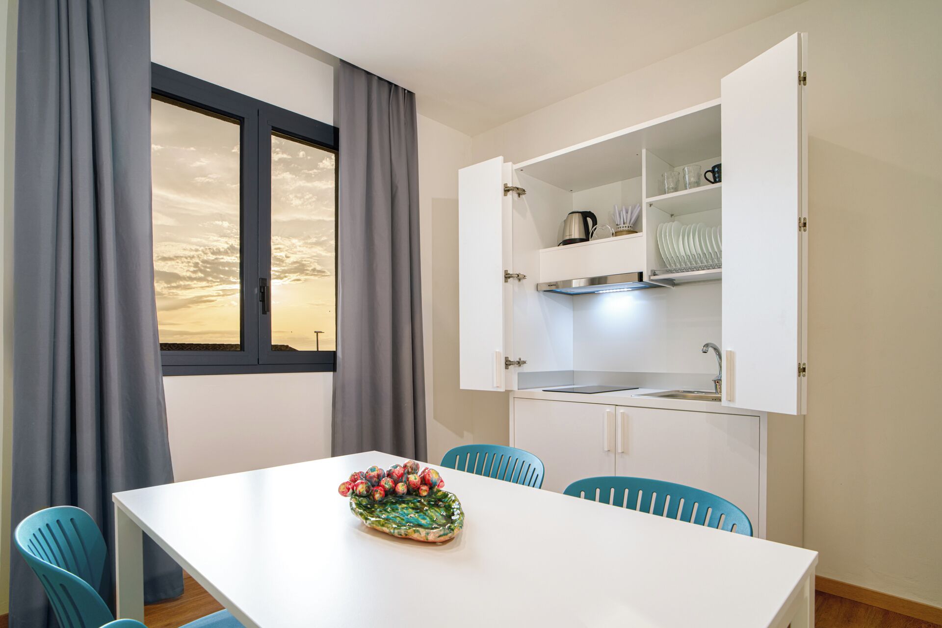 Deluxe-huoneisto, näköala uima-altaalle | Oleskelualue | 50–tuumainen LED-televisio, jossa kaapelikanavat