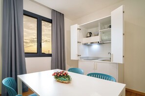 Deluxe-lejlighed - udsigt til pool | Opholdsområde | 50-tommers LED-tv med kabelkanaler