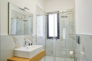 Apartamento estándar, vistas a la piscina | Baño | Ducha, artículos de higiene personal gratuitos y secador de pelo
