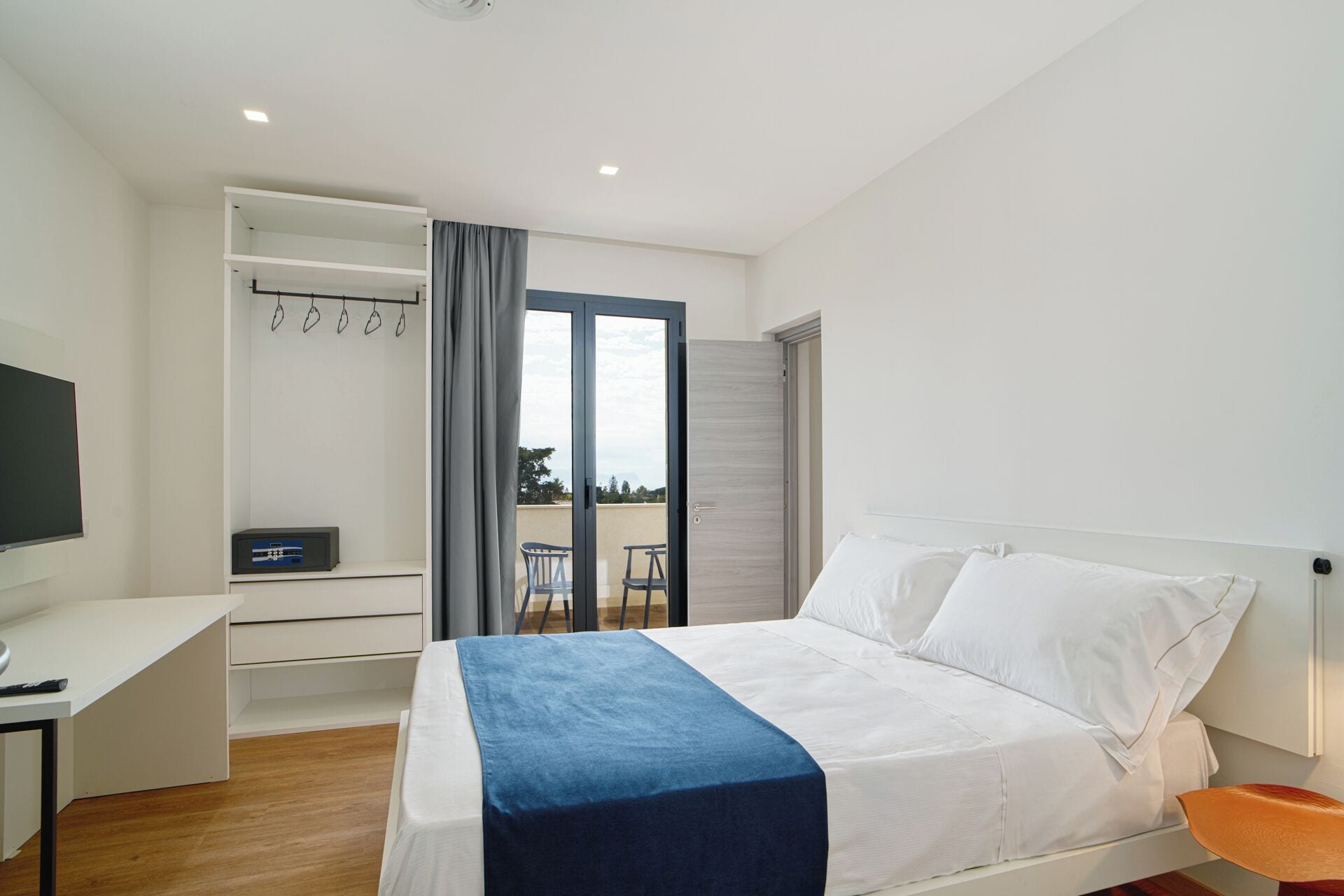 Superior-dobbeltværelse - bakkeudsigt | Senge med topmadrasser, pengeskab på værelset, mørklægningsgardiner