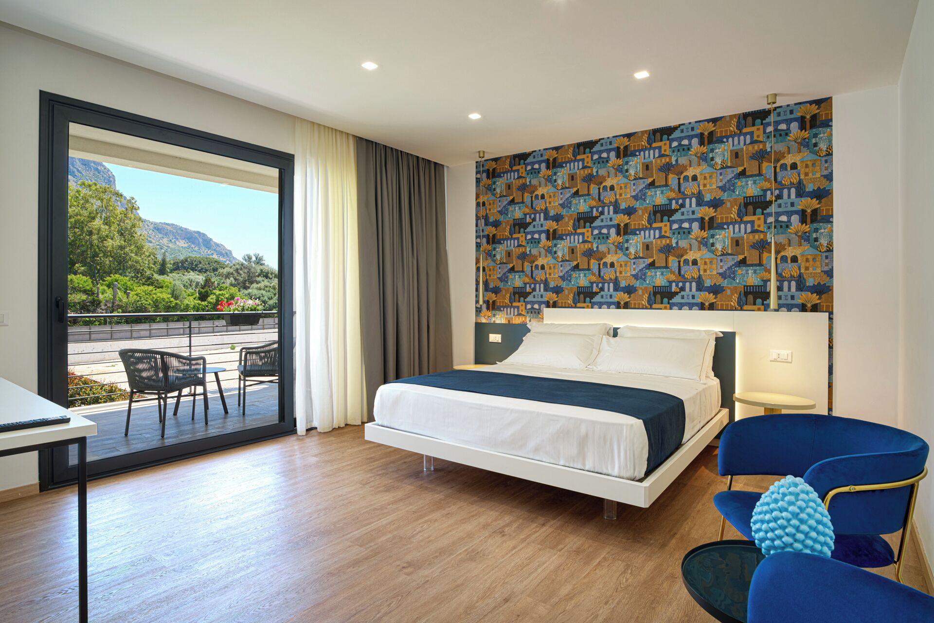 Deluxe-dobbeltværelse - udsigt til pool | Senge med topmadrasser, pengeskab på værelset, mørklægningsgardiner