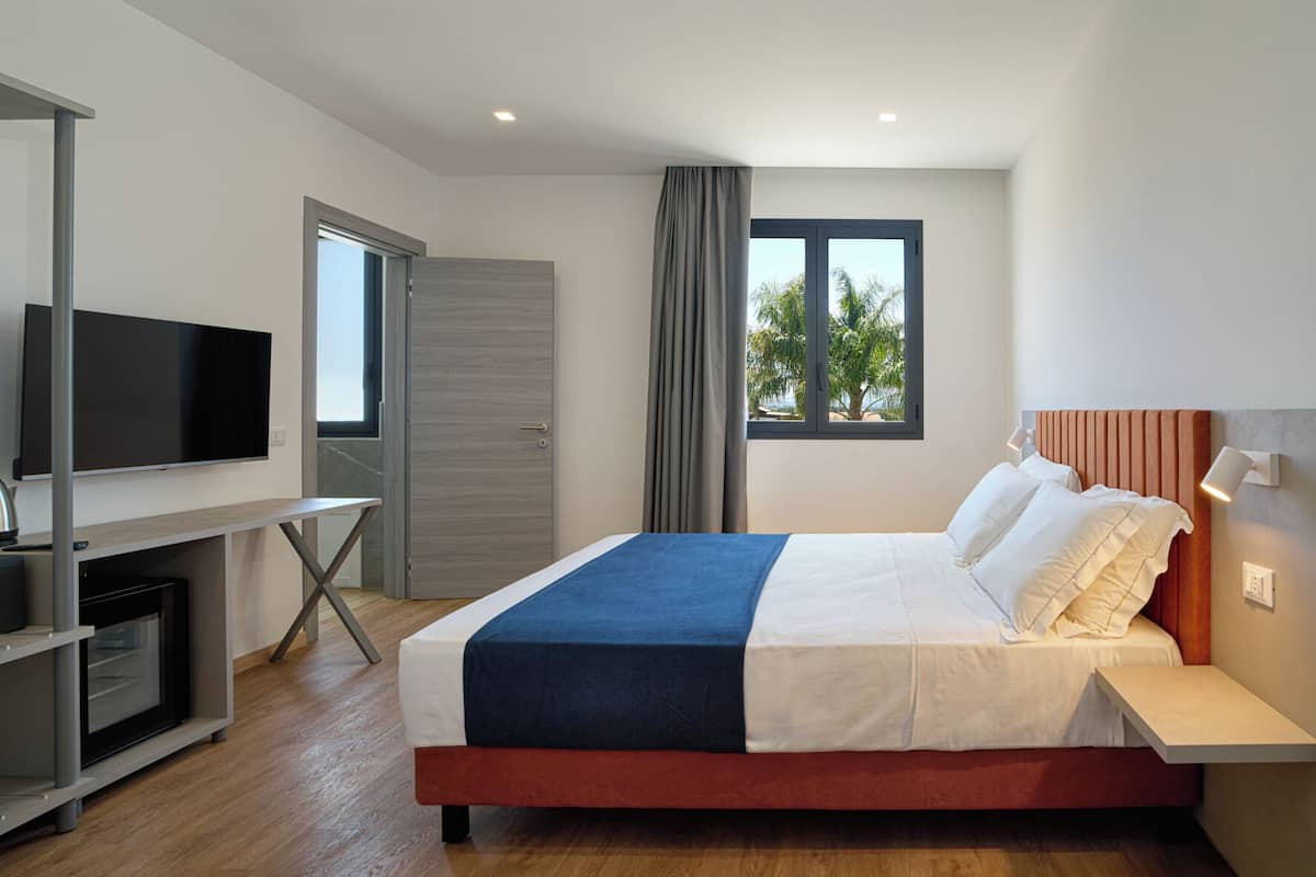 Standard-dobbeltværelse - bjergudsigt | Senge med topmadrasser, pengeskab på værelset, mørklægningsgardiner