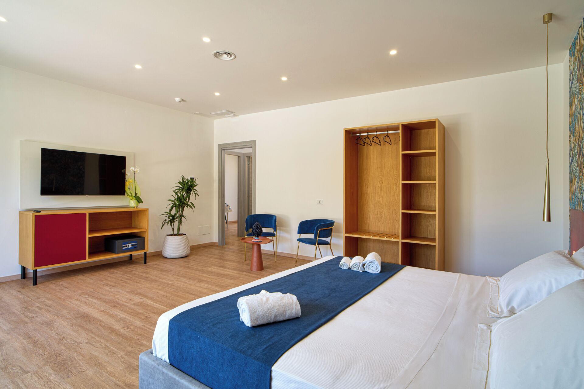 Superior-lejlighed - udsigt til pool | Senge med topmadrasser, pengeskab på værelset, mørklægningsgardiner