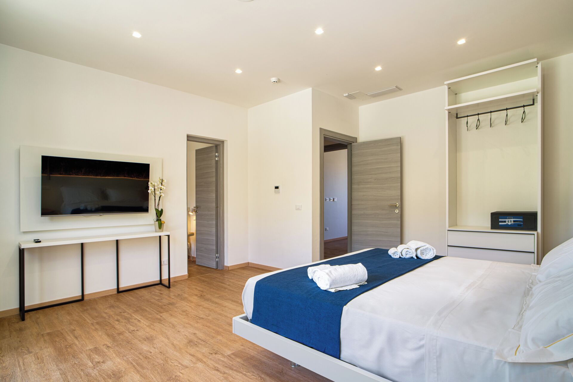 Comfort-lejlighed - udsigt til pool | Senge med topmadrasser, pengeskab på værelset, mørklægningsgardiner