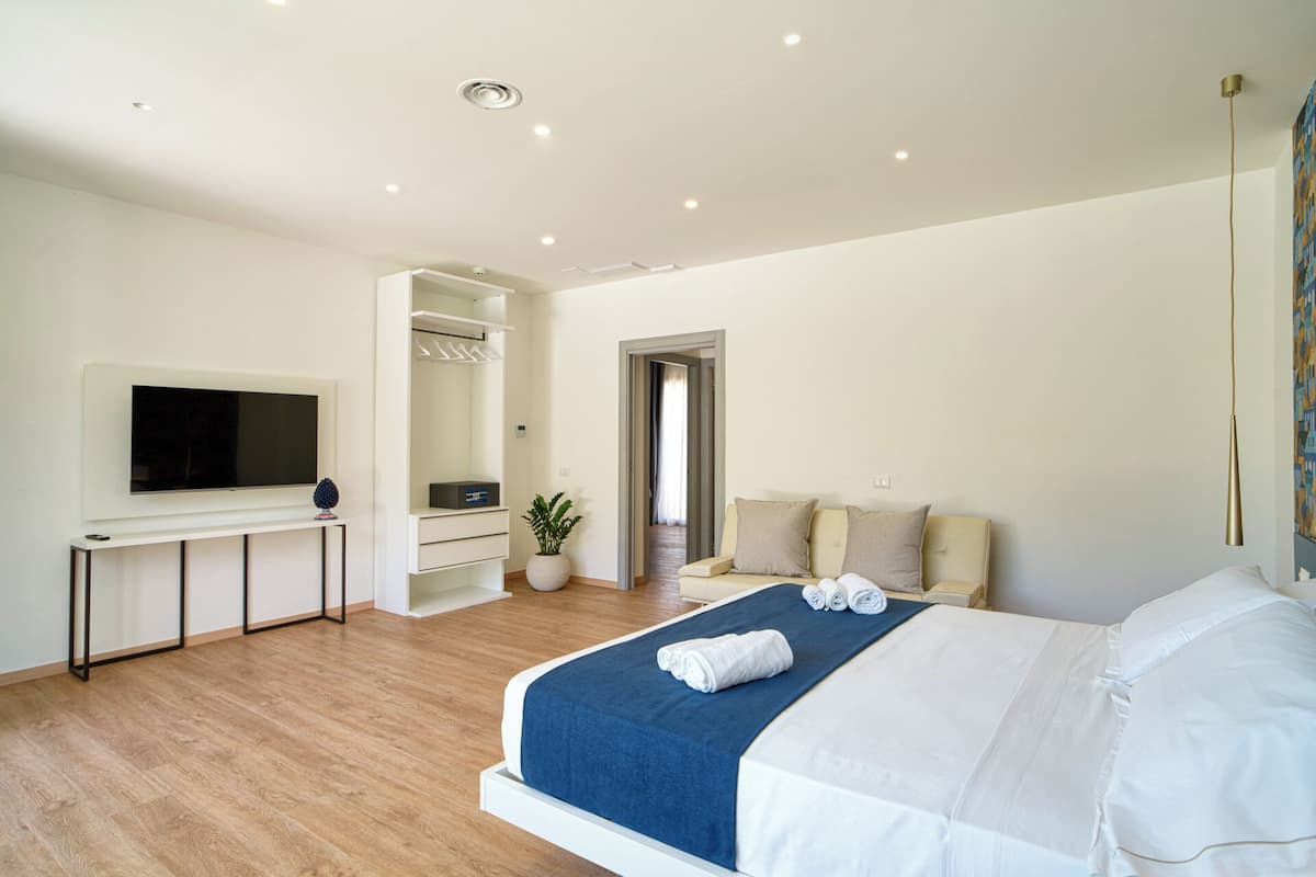 Standardlejlighed - udsigt til pool | Senge med topmadrasser, pengeskab på værelset, mørklægningsgardiner