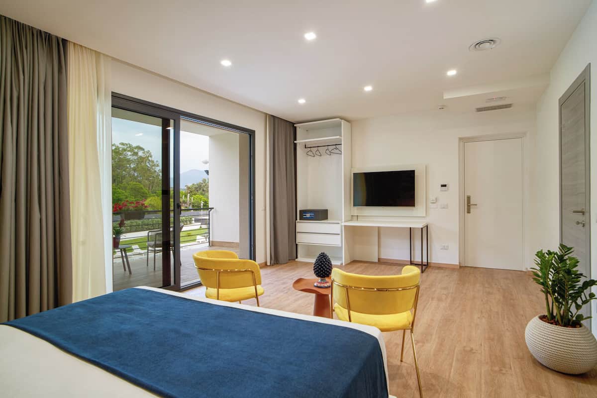 Deluxe-lejlighed - udsigt til pool | Senge med topmadrasser, pengeskab på værelset, mørklægningsgardiner