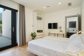 Comfort-lejlighed - udsigt til pool | Senge med topmadrasser, pengeskab på værelset, mørklægningsgardiner