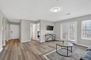 TV, offices - Comfy stay with patio and laundry near Atlanta (Stockbridge)