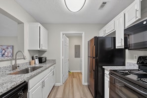 Fridge, microwave, oven, stovetop - Comfy stay with patio and laundry near Atlanta (Stockbridge)