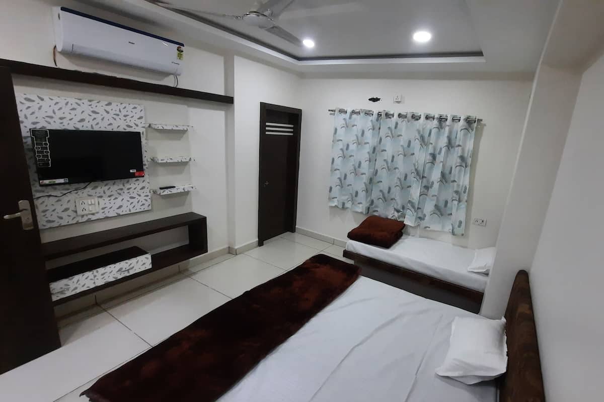 Deluxe Triple Room | Premium bedding, desk, laptop workspace, soundproofing