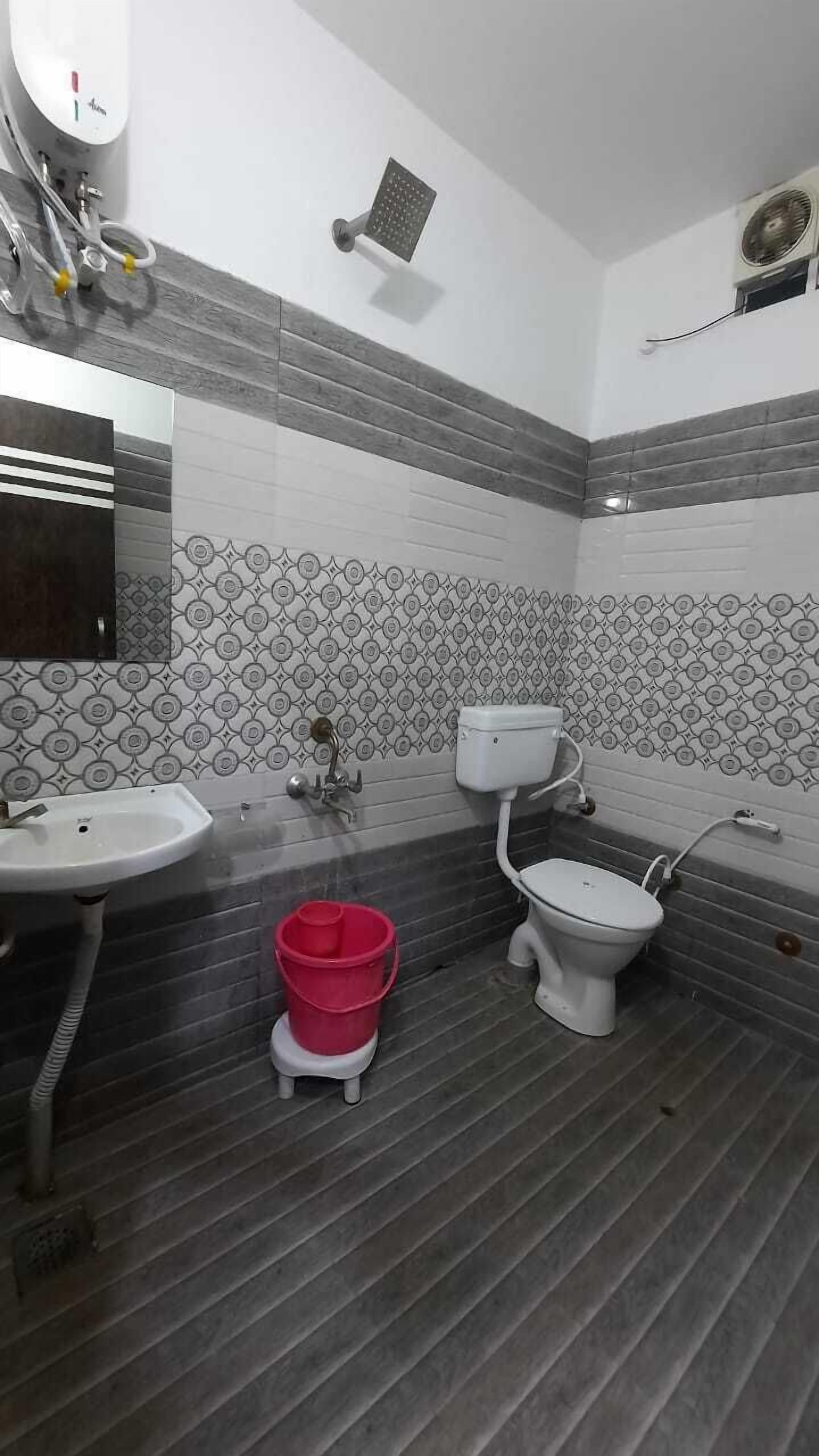 Ducha, cabezal de ducha tipo lluvia, bidé y toallas