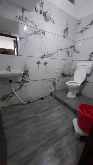 Ducha, cabezal de ducha tipo lluvia, bidet, toallas