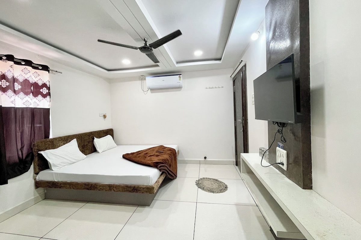 Deluxe Double Room | Premium bedding, desk, laptop workspace, soundproofing