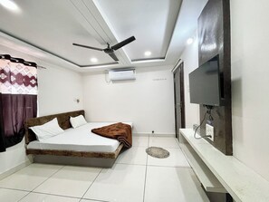 Deluxe Double Room | Premium bedding, desk, laptop workspace, soundproofing - Hotel S M INN near Temple & Main Places (Ujjain)