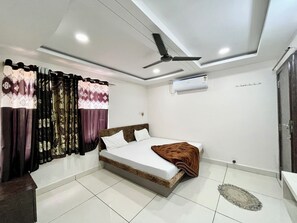 Deluxe Double Room | Premium bedding, desk, laptop workspace, soundproofing - Hotel S M INN near Temple & Main Places (Ujjain)