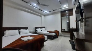 ห้องดีลักซ์สำหรับสี่ท่าน | เครื่องนอนระดับพรีเมียม, โต๊ะทำงาน, พื้นที่ทำงานแบบใช้แล็ปท็อป