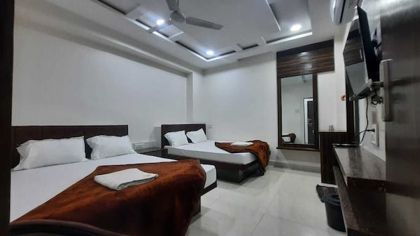 Deluxe Quadruple Room | Premium bedding, desk, laptop workspace, soundproofing - Hotel S M INN near Temple & Main Places (Ujjain)