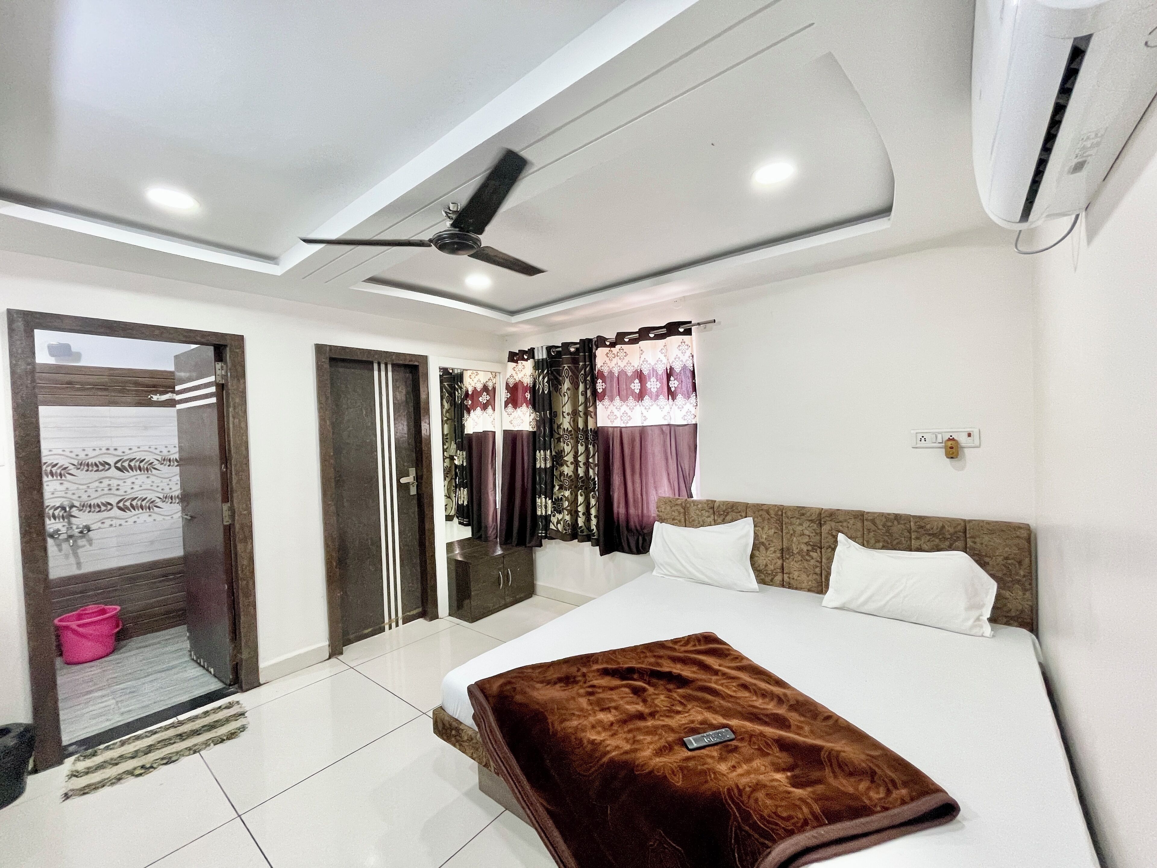 Habitación Deluxe doble | Ropa de cama de alta calidad y escritorio