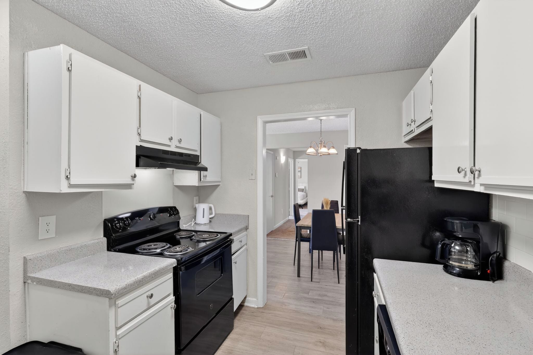 冷蔵庫、電子レンジ、オーブン、コンロ