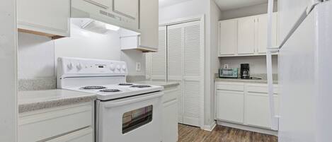 Frigorífico, microondas, horno y placa de cocina