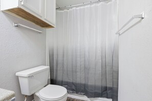 Hair dryer, towels - Comfortable 2BR/2BA with Modern Touches (Jackson)