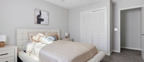 Schreibtisch, Bügeleisen/Bügelbrett, Reisekinderbett, kostenloses WLAN