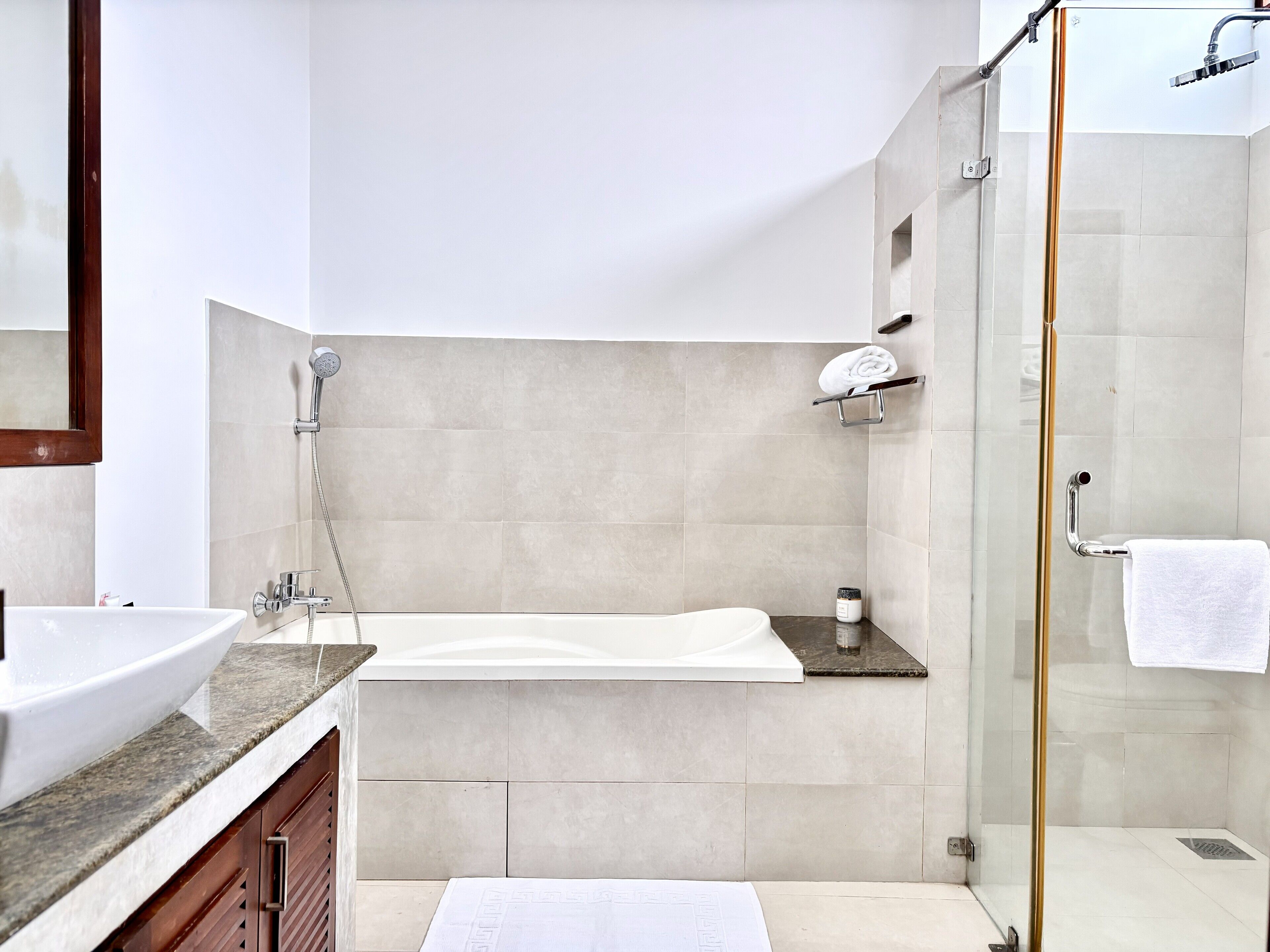 Deluxe Triple Room | Bathroom | Free toiletries, towels, soap, toilet paper