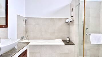 Deluxe Triple Room | Bathroom | Free toiletries, towels, soap, toilet paper