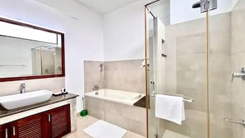 Deluxe-Dreibettzimmer | Schreibtisch, laptopgeeigneter Arbeitsplatz, kostenloses WLAN