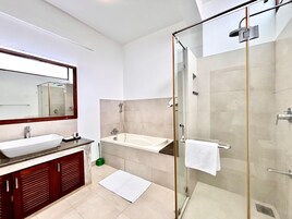 Habitación triple Deluxe | Baño | Artículos de higiene personal gratuitos, toallas y jabón