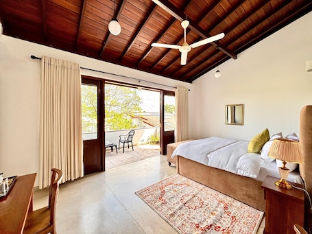 Quarto casal com design assinado | Escrivaninha, espaço de trabalho para notebook, Wi-Fi de cortesia. Nest Villa