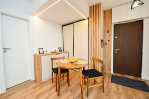 Dining - Grand Studio with King-Size Bed, Equipped Kitchen & Shower–Next to Cismigiu Park (București)