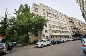 Exterior - Grand Studio with King-Size Bed, Equipped Kitchen & Shower–Next to Cismigiu Park (București)