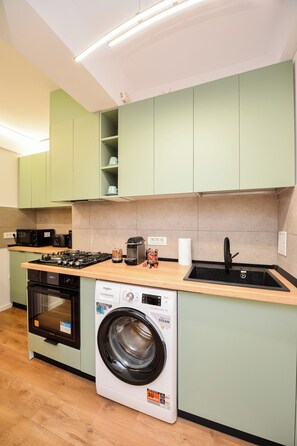 Fridge, microwave, oven, stovetop - Grand Studio with King-Size Bed, Equipped Kitchen & Shower–Next to Cismigiu Park (București)