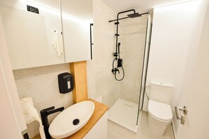 Shower, hair dryer, towels, soap - Grand Studio with King-Size Bed, Equipped Kitchen & Shower–Next to Cismigiu Park (București)