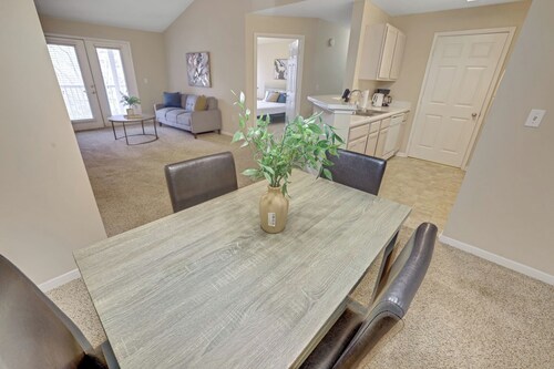 Modern Comfort w/ Balcony, Kitchen & WiFi