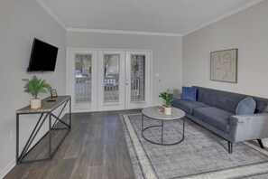 Smart TV, offices - Cozy Retreat w/ Balcony & Modern Comforts (Birmingham)
