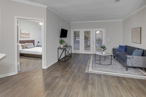Smart TV, offices - Cozy Retreat w/ Balcony & Modern Comforts (Birmingham)
