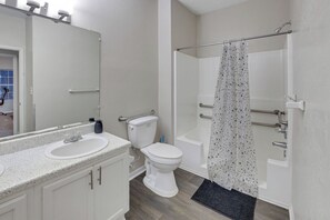 Hair dryer, towels - Cozy Retreat w/ Balcony & Modern Comforts (Birmingham)
