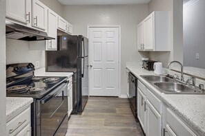 Fridge, microwave, oven, stovetop - Cozy Retreat w/ Balcony & Modern Comforts (Birmingham)